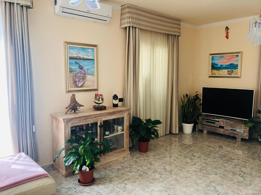 Televízia a/alebo spoločenská miestnosť v ubytovaní Best Sardegna