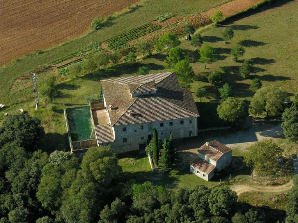 een luchtfoto van een groot huis in een veld bij Mas Espuella in Argelaguer