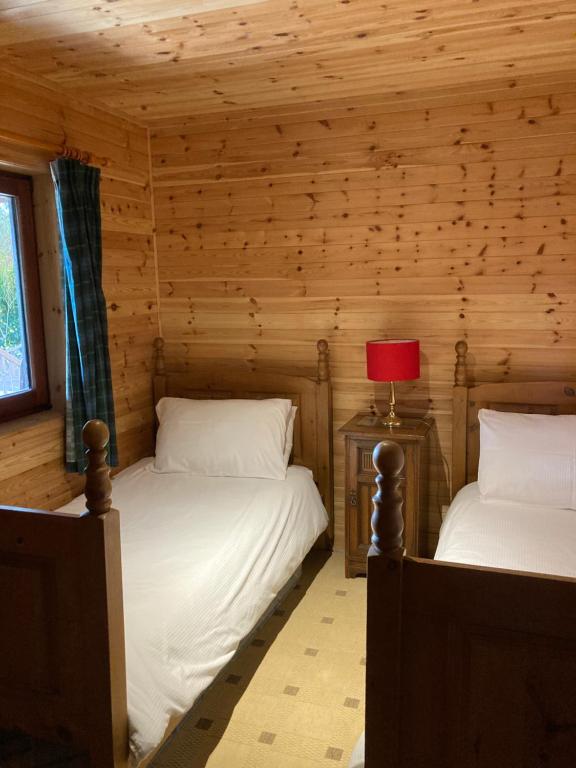 Postel nebo postele na pokoji v ubytování Fir Tree Lodge