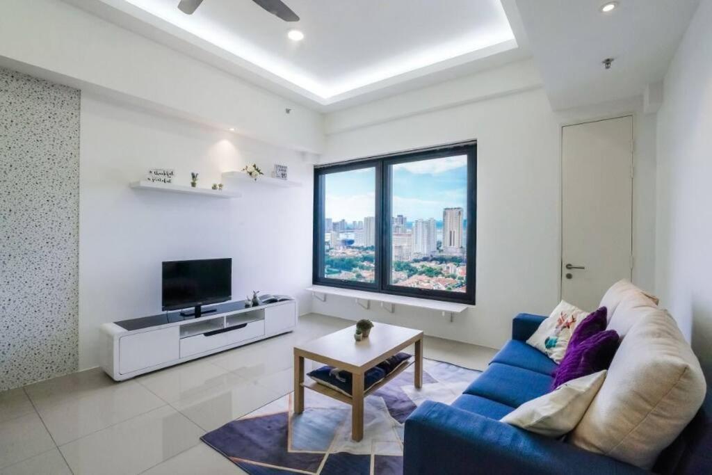 3BR @ Macalister 218 Georgetown (28) tesisinde bir oturma alanı