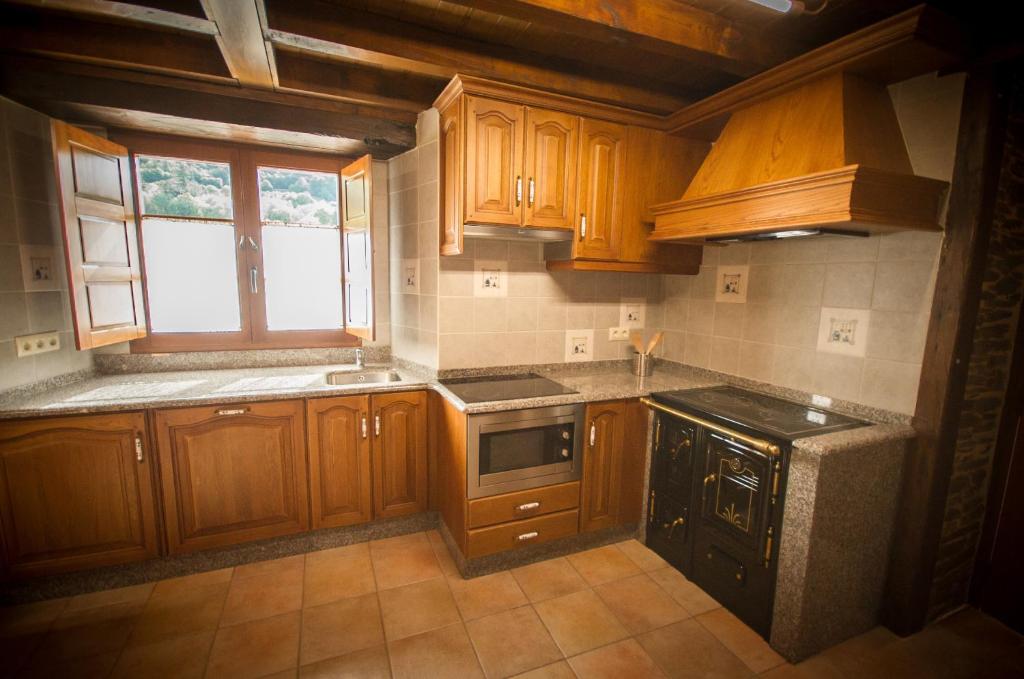 Kuchyň nebo kuchyňský kout v ubytování Apartamentos El Sualleiro