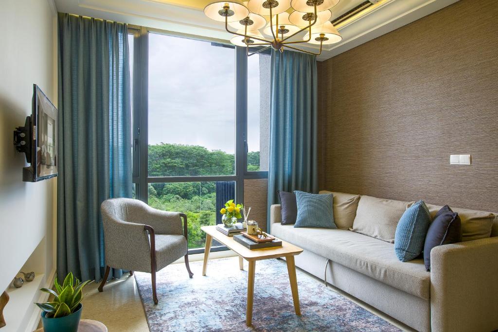Marigold Apartment Nava Park Central BSD في تانغيرانغ: غرفة معيشة مع أريكة ونافذة كبيرة