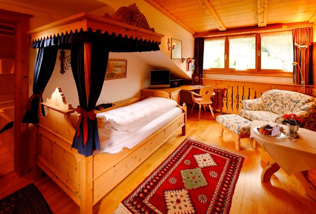 Postel nebo postele na pokoji v ubytování Schlosshotel Chastè