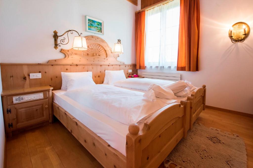 Postel nebo postele na pokoji v ubytování Schlosshotel Chastè