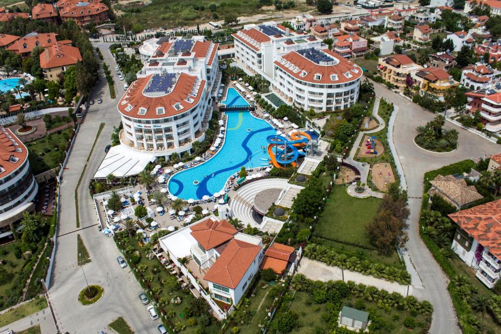 Bazén v ubytování Alba Queen Hotel - Ultra All Inclusive nebo v jeho okolí