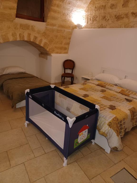 eine große Badewanne in einem Zimmer mit einem Bett in der Unterkunft filioli apartment 2 in Bari