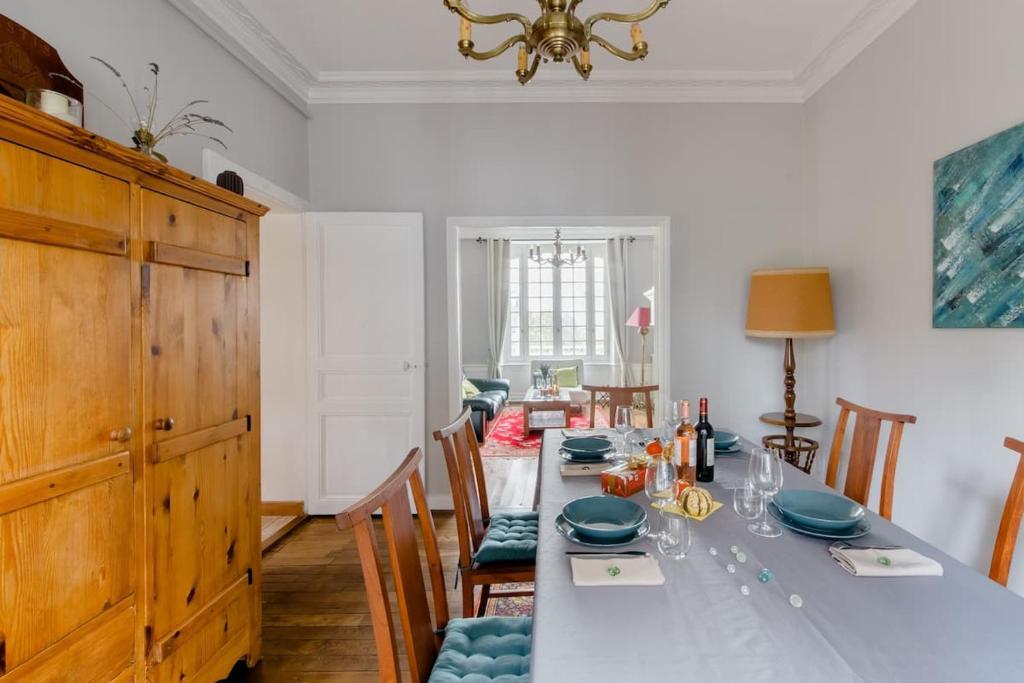 un comedor con una mesa con platos azules en Villa La Côte du Chat 3* en Bretagne romantique, en Hédé