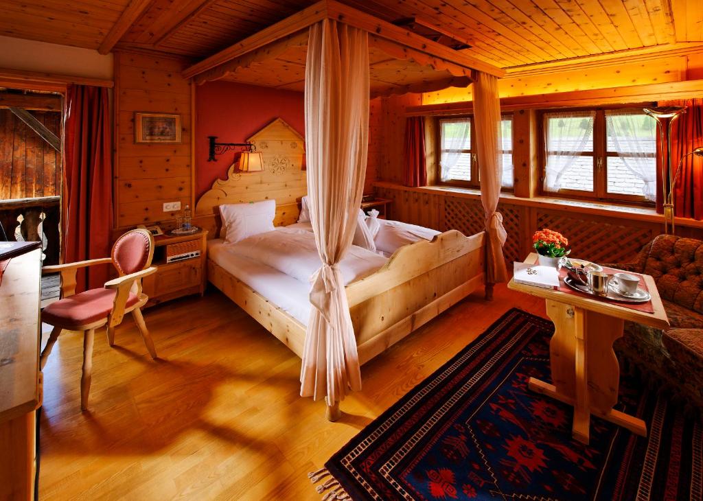 Postel nebo postele na pokoji v ubytování Schlosshotel Chastè