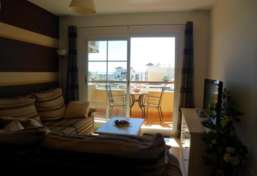 un soggiorno con divano e tavolo di Luxury Apartment Holiday Rental Ne a Nerja