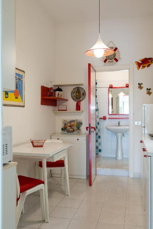 Kuchyň nebo kuchyňský kout v ubytování Sea view house, Ponente- Centosicilie