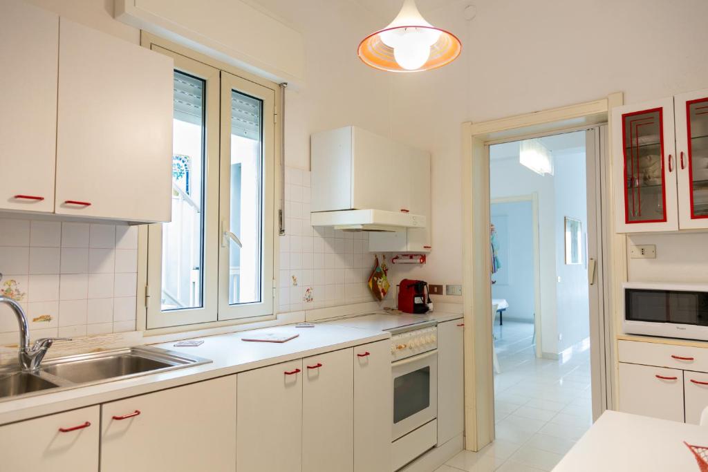 Kuchyň nebo kuchyňský kout v ubytování Sea view house, Ponente- Centosicilie