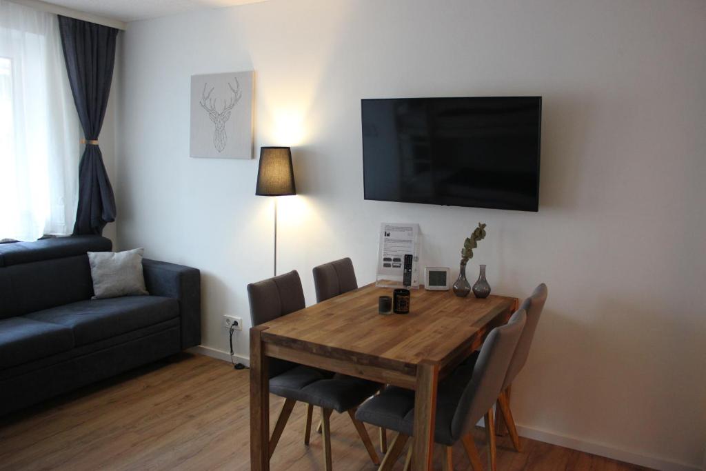 湖畔捷爾的住宿－Gemütliches 4er Apartment in Skilift-Nähe，客厅配有木桌和沙发