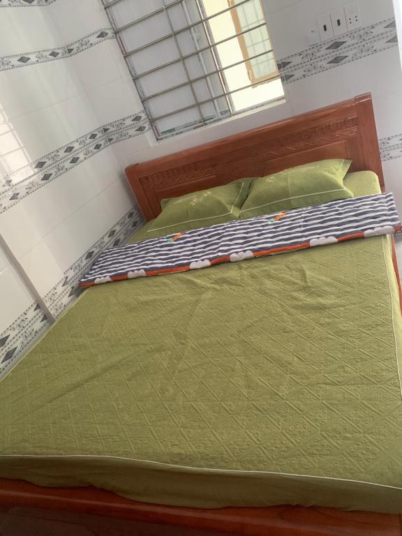 Postel nebo postele na pokoji v ubytování Nhà nghỉ - Homestay TOÀN THỊNH