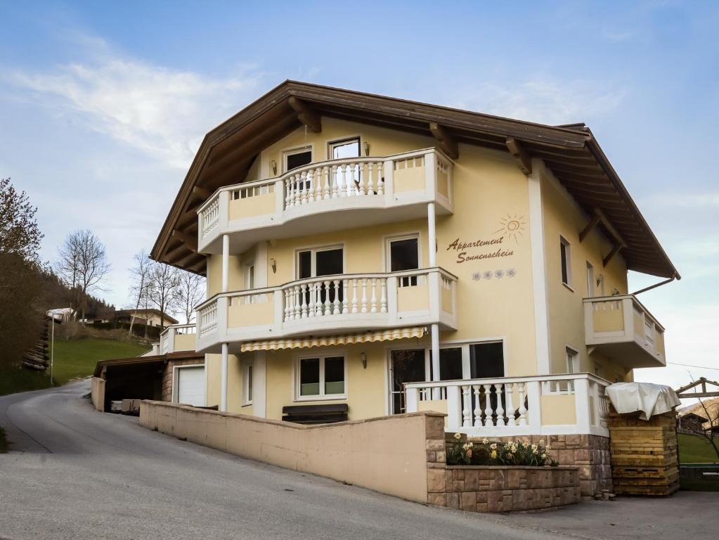 una casa con un balcón en el lateral. en Appartement Sonnenschein, en Neustift im Stubaital