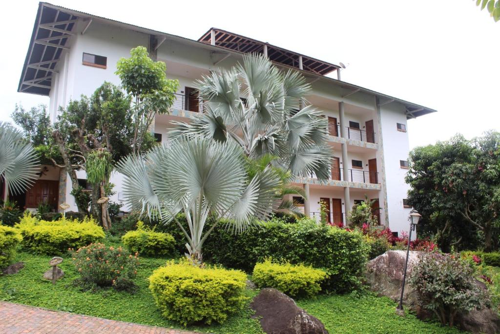 een gebouw met een tuin ervoor bij Hotel Toscana in La Mesa