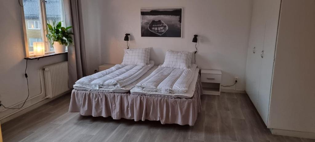 Tempat tidur dalam kamar di Kungsgatan 30