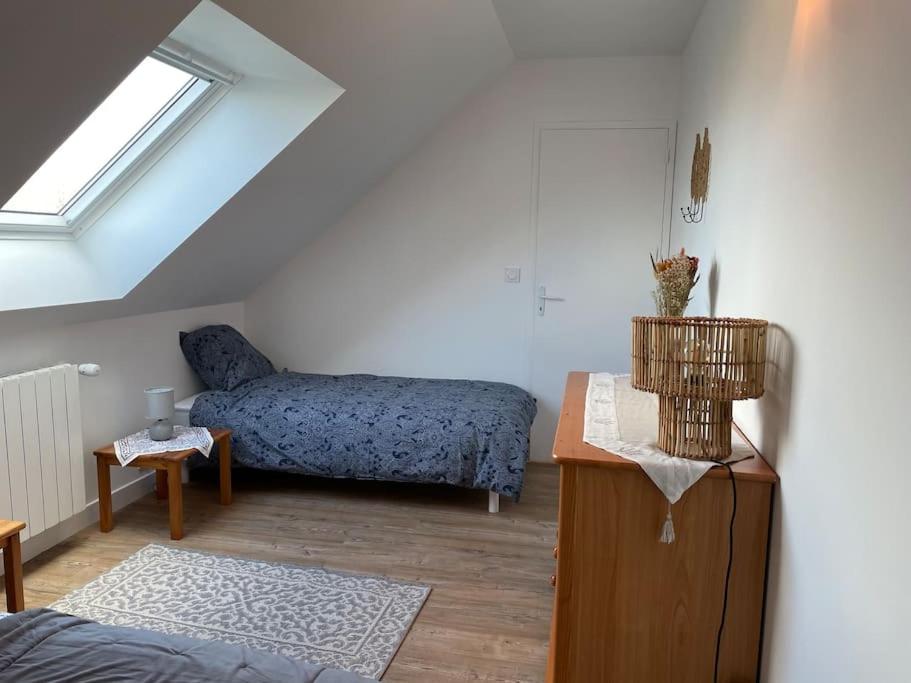 Ένα ή περισσότερα κρεβάτια σε δωμάτιο στο Appartement cosy sous les toits