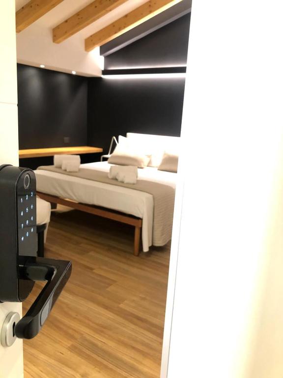 pokój hotelowy z 2 łóżkami i kamerą w obiekcie Ottomood House Catania w Katanii