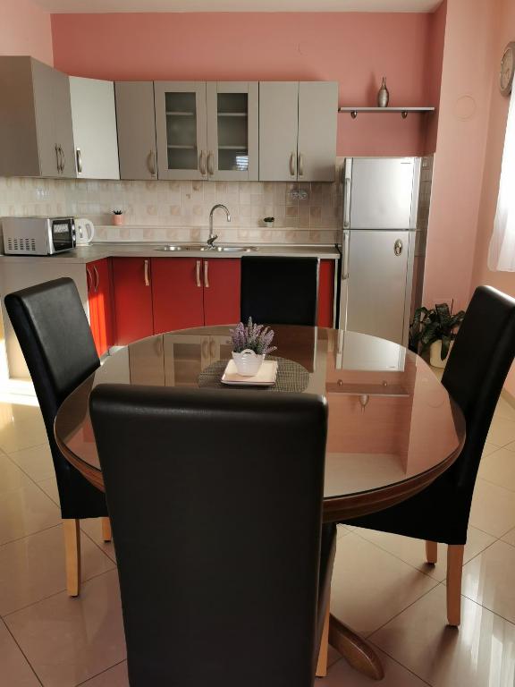 Kuchyňa alebo kuchynka v ubytovaní Apartment Alena 1 i 2