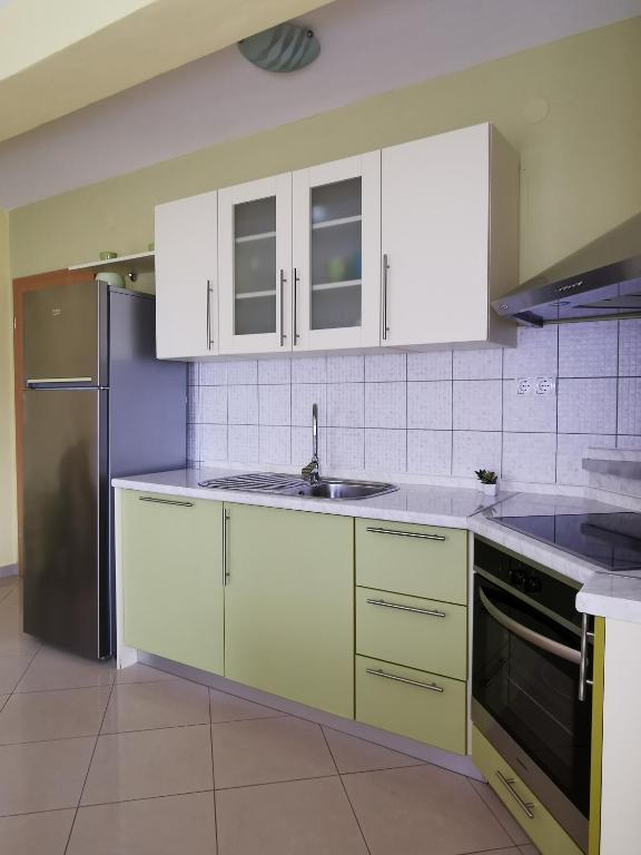 Kuchyňa alebo kuchynka v ubytovaní Apartment Alena 1 i 2