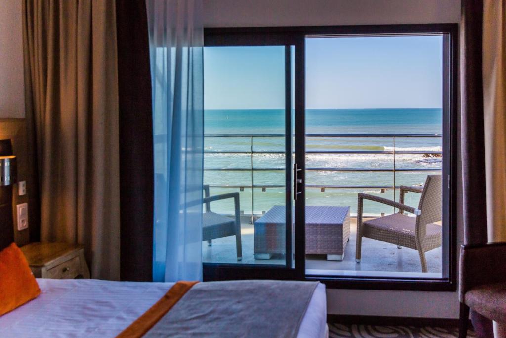 Кровать или кровати в номере Atlantic Hôtel & Spa