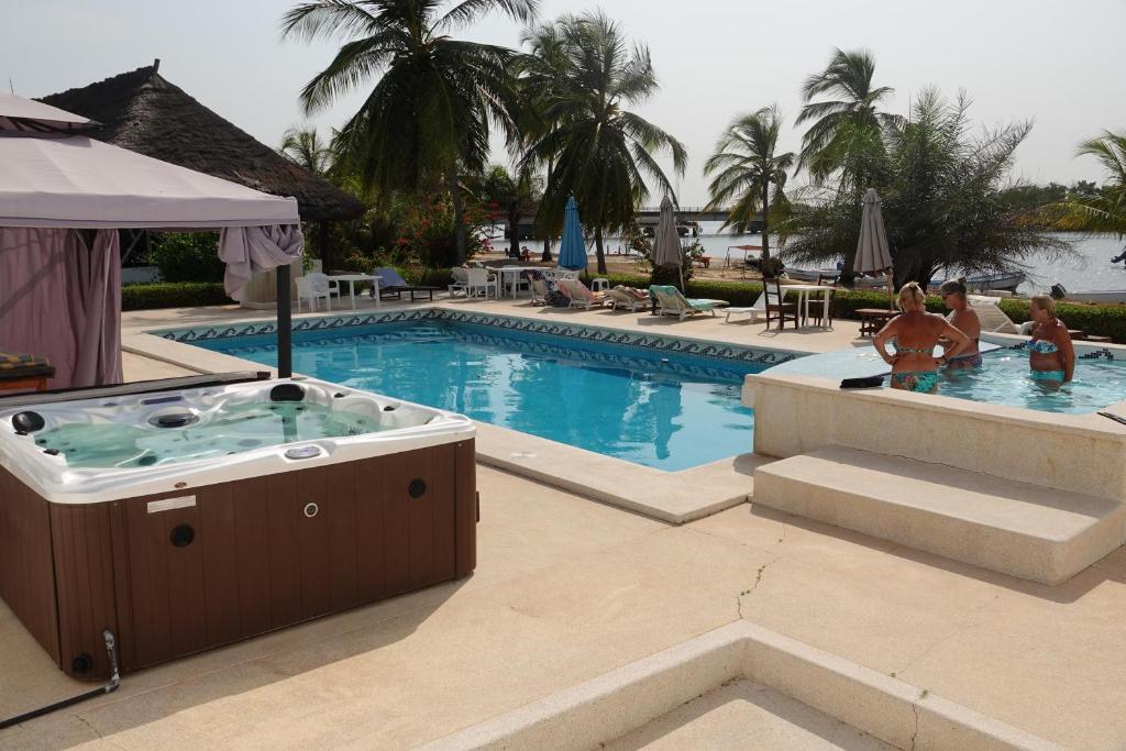 een zwembad met een jacuzzi in een resort bij Hôtel Katakalousse in Yembakana