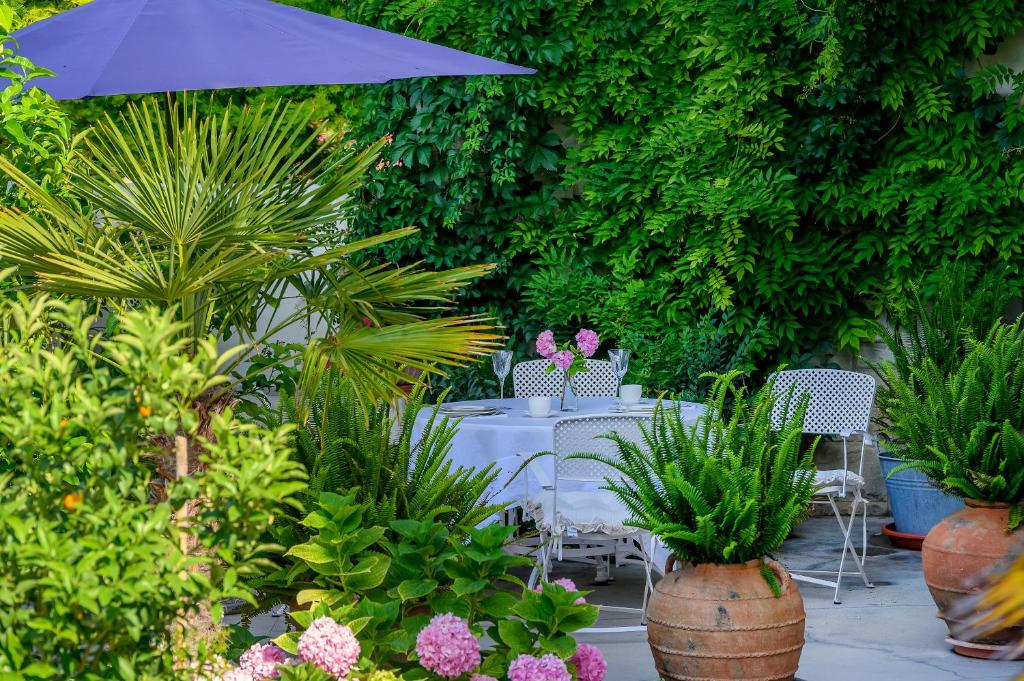 Vonkajšia záhrada v ubytovaní PALACE SCHÖN MILESI - esense of prestige - private pool - old money style luxury rooms - walking distance to the old town, the beach and all amenities - BURALUX properties