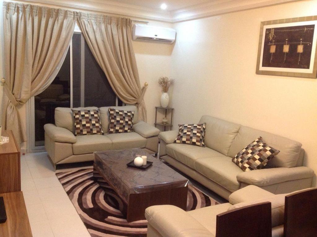 a living room with couches and a coffee table at JOLI APPARTEMENT A DAKAR,ESPACES MAMELLE in Dakar