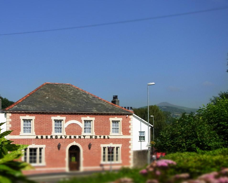 un viejo edificio de ladrillo con un cartel. en Abergavenny Hotel, en Abergavenny