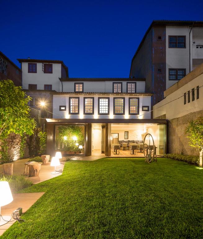 吉马良斯卡萨郡卡尔旅馆的夜晚有绿色庭院的房子