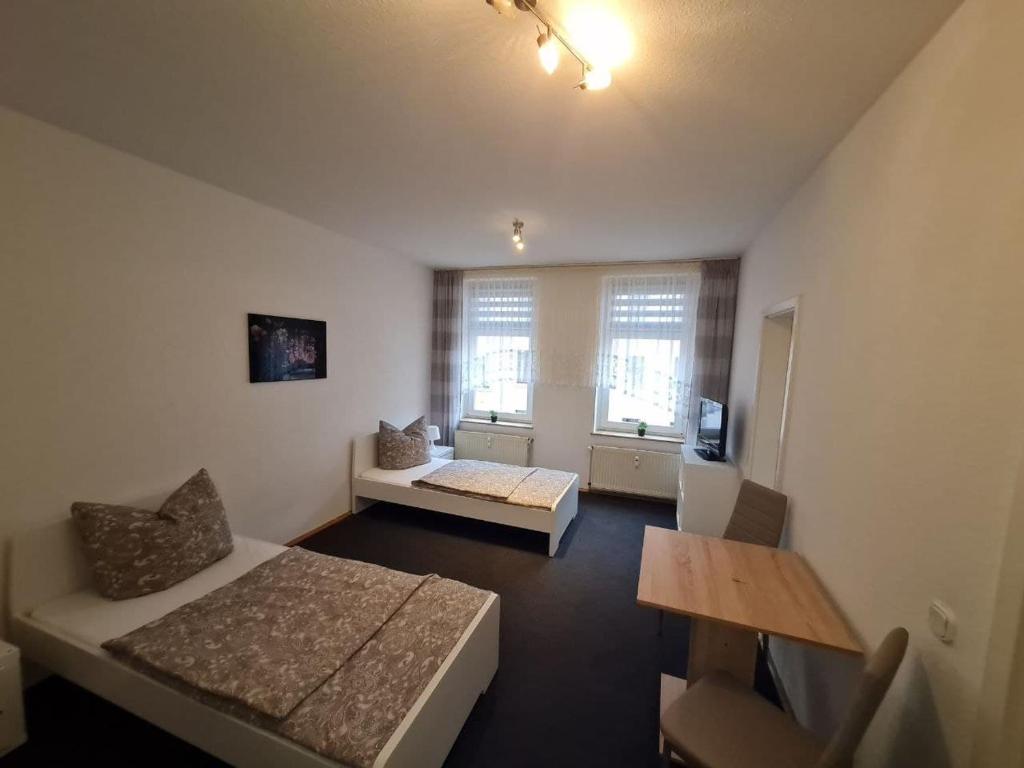 een kamer met twee bedden en een tafel erin bij Monteurwohnung Walter in Leipzig