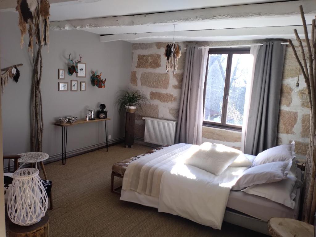 Un dormitorio con una cama grande y una ventana en Au-Gré Du Lot, en Le Bourg