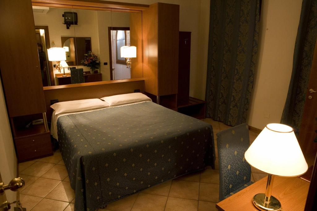 Łóżko lub łóżka w pokoju w obiekcie Hotel Cris