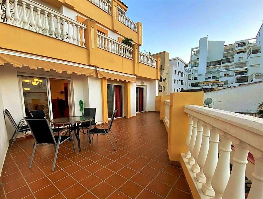 - Balcón de un edificio con mesa y sillas en Apartamento Coliseo Almuñecar, en Almuñécar