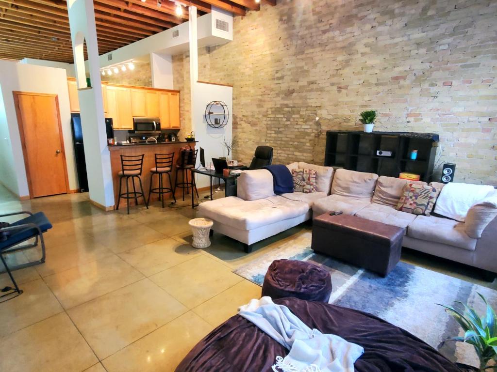 Spacious Cozy Condo Heart of Milwaukee! - Housity