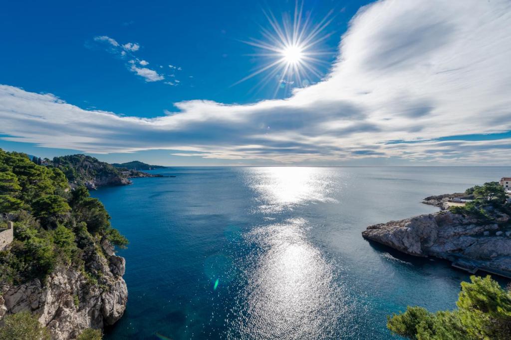 una vista sull'oceano da una scogliera di Apartment Bellaria a Dubrovnik