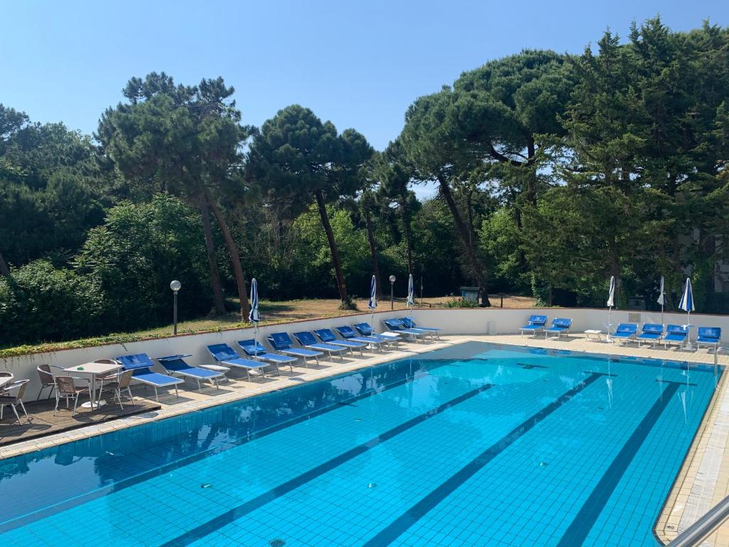 Bazén v ubytování G&D Hotel Deanna Pool&Brunch nebo v jeho okolí
