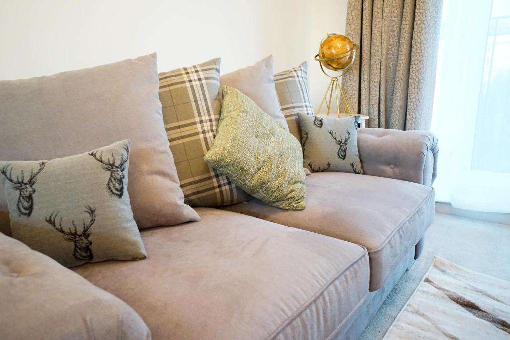 Deluxe Two Bedroom Serviced Apartment by Hampshire Stays - Southampton Eastleigh Near M3 and M27