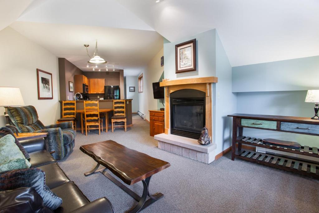 Unique & Comfortable Zephyr Mountain Lodge Condo with Slope and