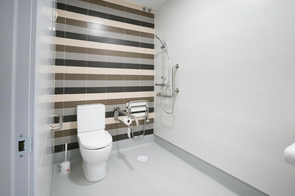 RESIDENZA - King Room With Roll-In Shower - Disability Access