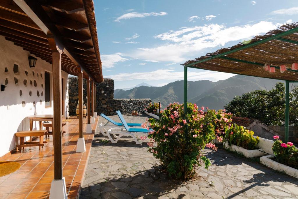 uma casa com um pátio com vista para as montanhas em Casa Rural Los Chicos Hermigua em Hermigua