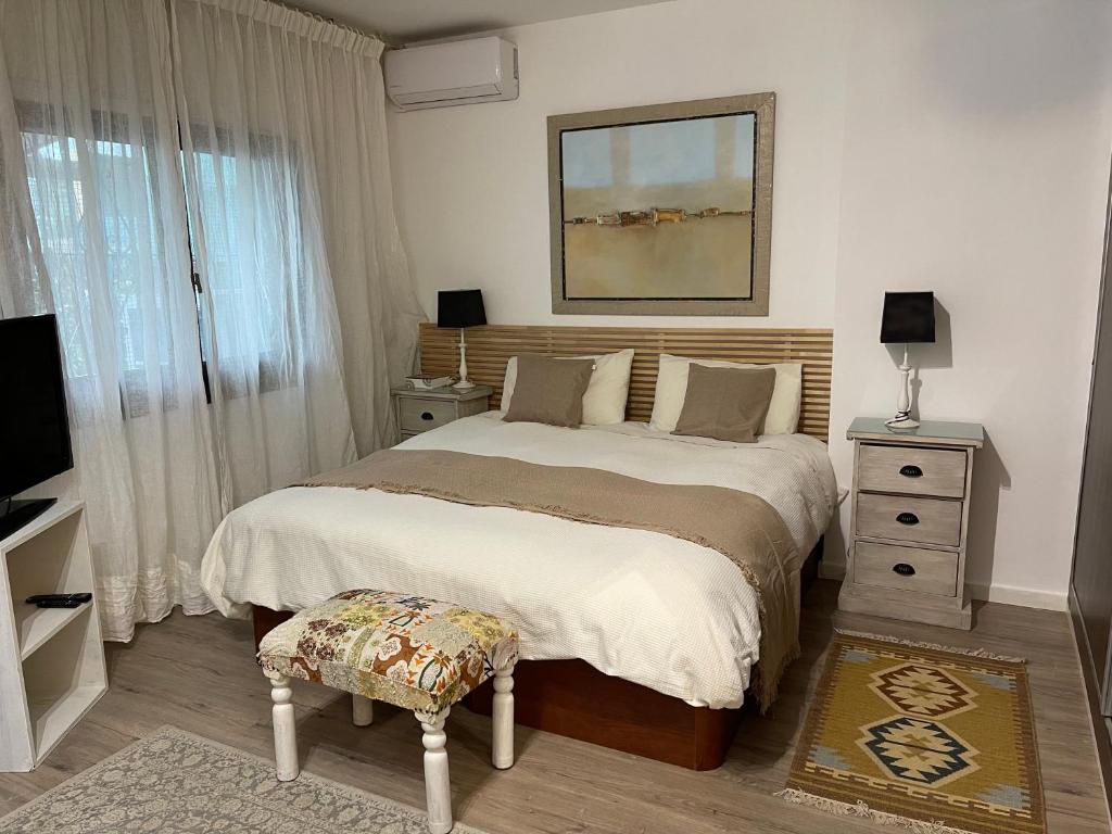 um quarto com uma cama grande e uma janela em LOFT FAMILIAR EN LA PLAYA em Marbella