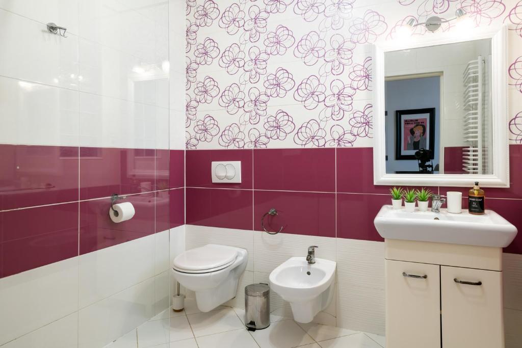 Kúpeľňa v ubytovaní Discover Krakow Apartments - 3 Rakowicka St - Classic Apartments near Main Station - Netflix