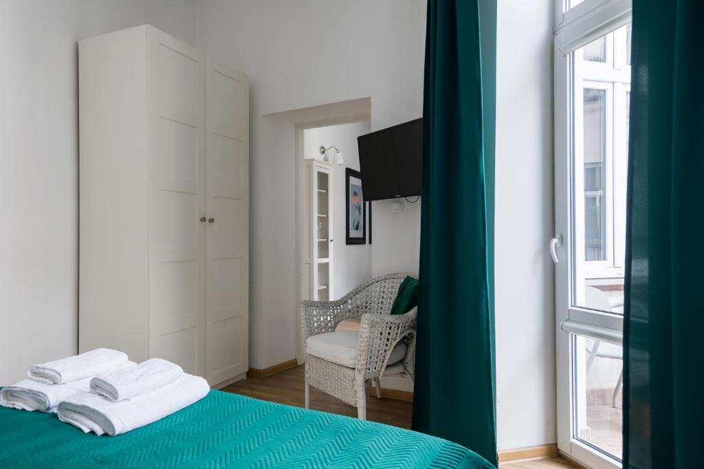 Posteľ alebo postele v izbe v ubytovaní Discover Krakow Apartments - 3 Rakowicka St - Classic Apartments near Main Station - Netflix