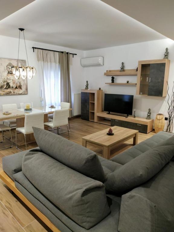 una sala de estar con un sofá y una mesa en Welcome Home Meteora - Kalampaka!, en Kalambaka