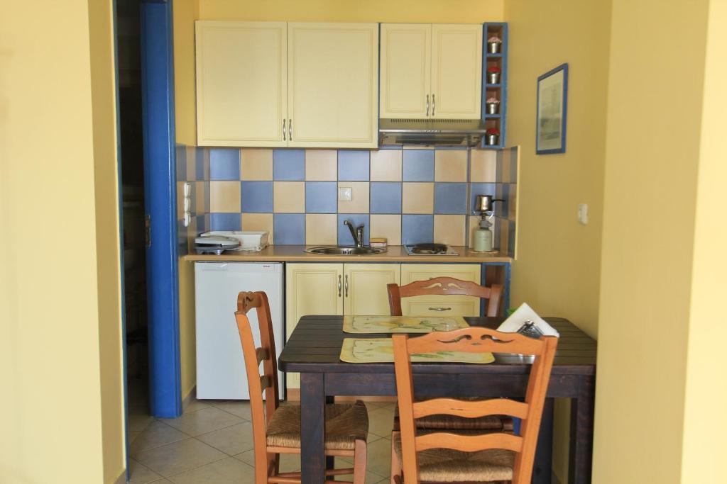A kitchen or kitchenette at iliobasilema studios & apartments