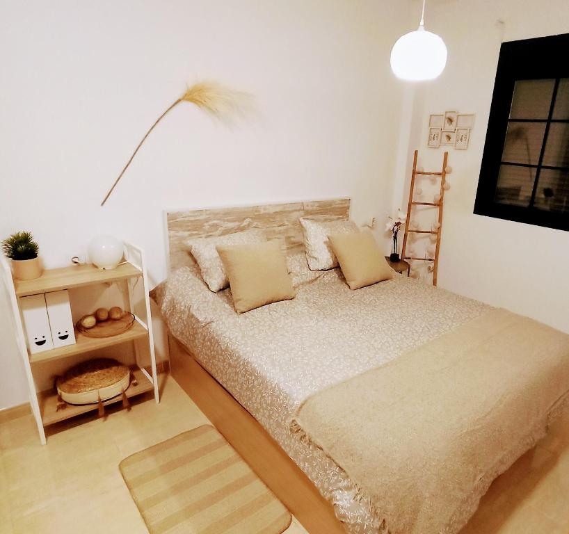 um quarto com uma cama grande e uma escada em Apartamento con Piscina Terraza y Parking em El Campello