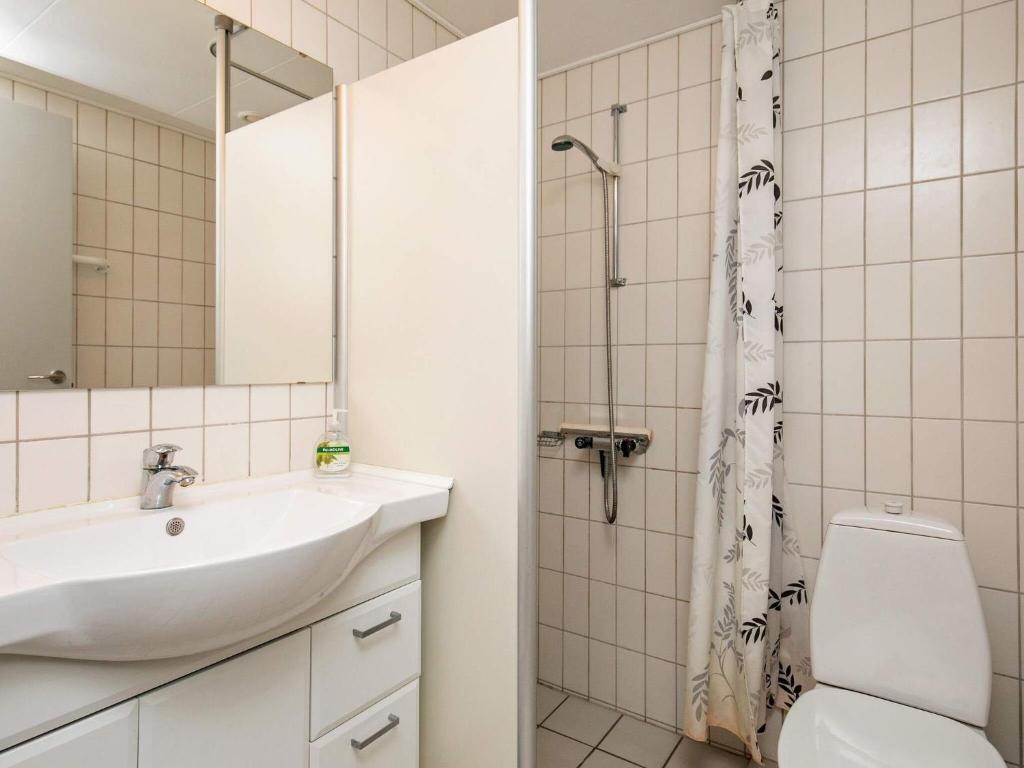 Vannituba majutusasutuses 6 person holiday home in Rudkøbing-By Traum