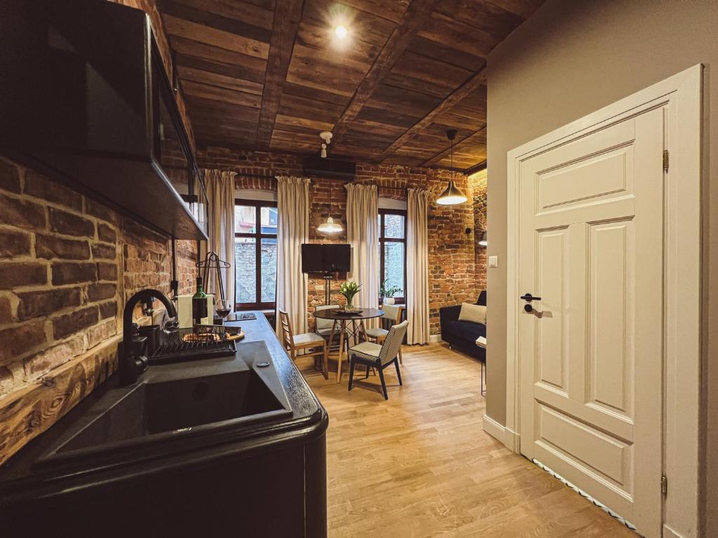 Televízia a/alebo spoločenská miestnosť v ubytovaní Apartament Harmonia . Odpoczynek na Starówce