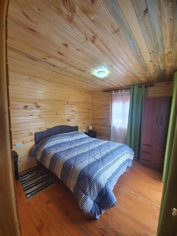 Postel nebo postele na pokoji v ubytování Cabañas Los Castaños Chovellén